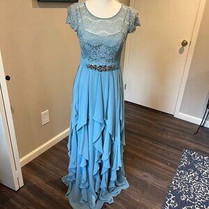 Decode 1.8 Seafoam blue short sleeved lace overlay gown with ruffles, Size 4